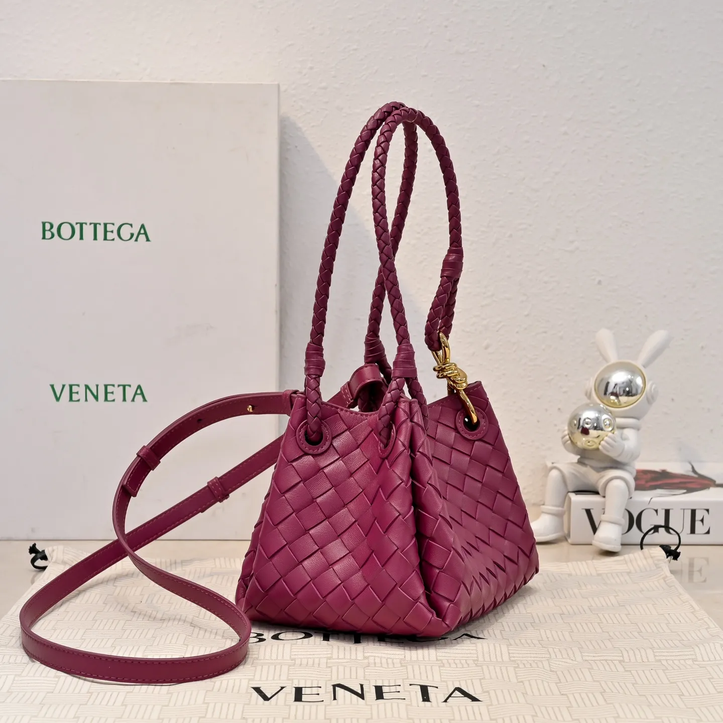 Batch 1760 BV home is new! Andiamo combines Bottega Veneta archives parachute handbags to inherit retro elements and integrate modern trends. The same style as Shu Qi's Beijing Night. It is a continuation of the classic bag. It has three functions: hand carry, shoulder and cross-body. It is embellished with metal brass knot buckles. The capacity of the small one is amazing. It can easily hold sunglasses in a box/small bottle of water/powder powder/charger and other daily necessities when going out. The upper body is versatile. Style number: 6569 Size: 21*17*16.5cm